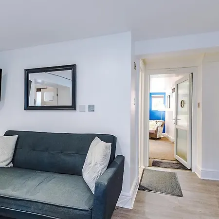 Comfortable Two Bedroom In By Eason Stays, Ideal For Business Travellers, Hospital Workers & Placements - With Free Parking! Apartment