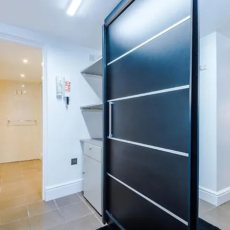 Comfortable Two Bedroom In By Eason Stays, Ideal For Business Travellers, Hospital Workers & Placements - With Free Parking! Apartment *