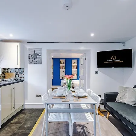 Comfortable Two Bedroom In By Eason Stays, Ideal For Business Travellers, Hospital Workers & Placements - With Free Parking! Apartment Sheffield