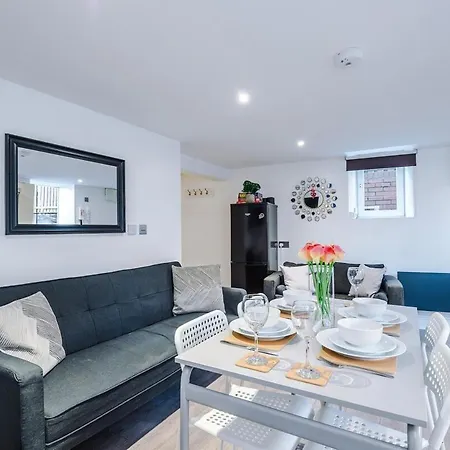 Comfortable Two Bedroom In By Eason Stays, Ideal For Business Travellers, Hospital Workers & Placements - With Free Parking! Apartment Sheffield