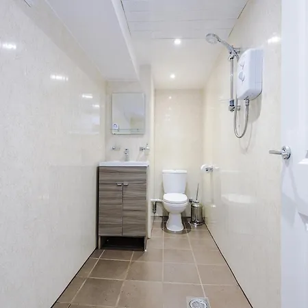 Comfortable Two Bedroom In By Eason Stays, Ideal For Business Travellers, Hospital Workers & Placements - With Free Parking! Apartment Sheffield