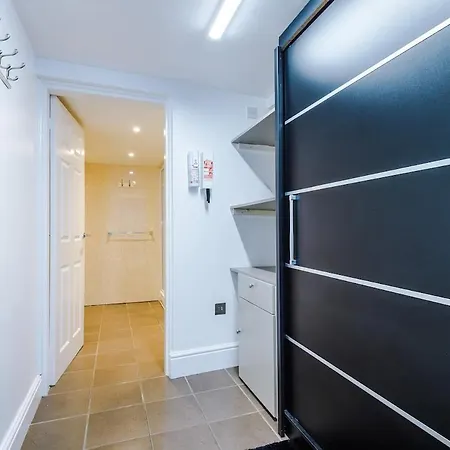 Comfortable Two Bedroom In By Eason Stays, Ideal For Business Travellers, Hospital Workers & Placements - With Free Parking!