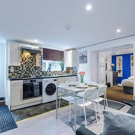 Comfortable Two Bedroom In By Eason Stays, Ideal For Business Travellers, Hospital Workers & Placements - With Free Parking! Apartment