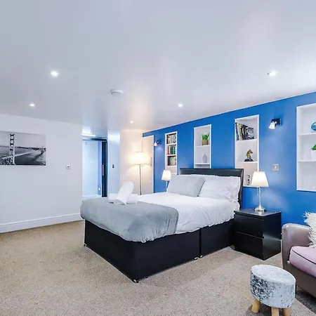 Comfortable Two Bedroom In By Eason Stays, Ideal For Business Travellers, Hospital Workers & Placements - With Free Parking!