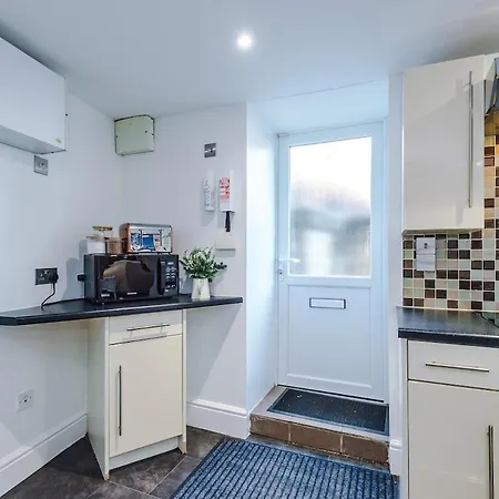Comfortable Two Bedroom In By Eason Stays, Ideal For Business Travellers, Hospital Workers & Placements - With Free Parking! Apartment