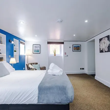 Comfortable Two Bedroom In By Eason Stays, Ideal For Business Travellers, Hospital Workers & Placements - With Free Parking! Apartment