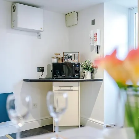 Comfortable Two Bedroom In By Eason Stays, Ideal For Business Travellers, Hospital Workers & Placements - With Free Parking! * Sheffield