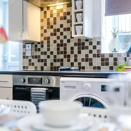 Comfortable Two Bedroom In By Eason Stays, Ideal For Business Travellers, Hospital Workers & Placements - With Free Parking! * Sheffield