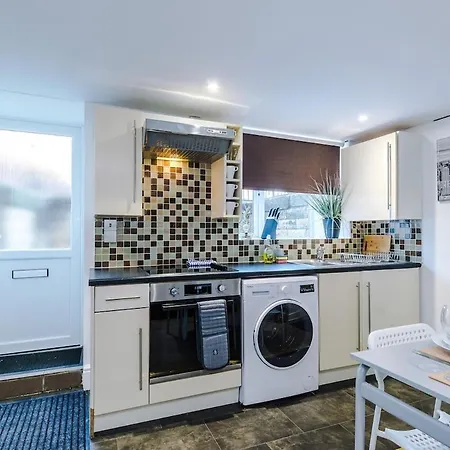 Comfortable Two Bedroom In By Eason Stays, Ideal For Business Travellers, Hospital Workers & Placements - With Free Parking! Apartment *